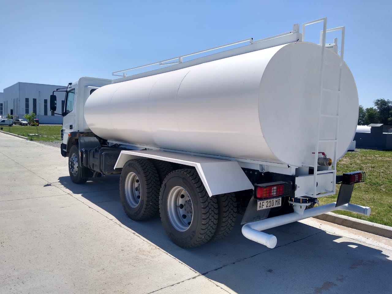 Tanque sobre camión vista general