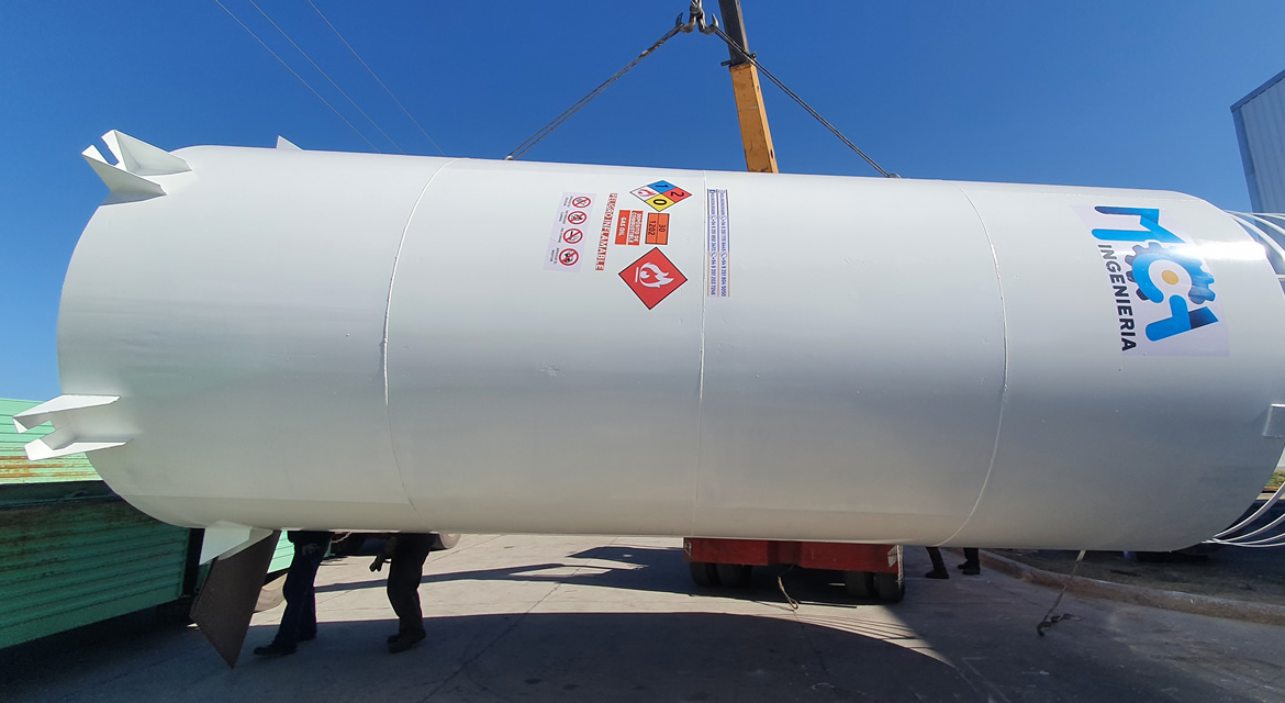 Detalle de escalera y boca de hombre