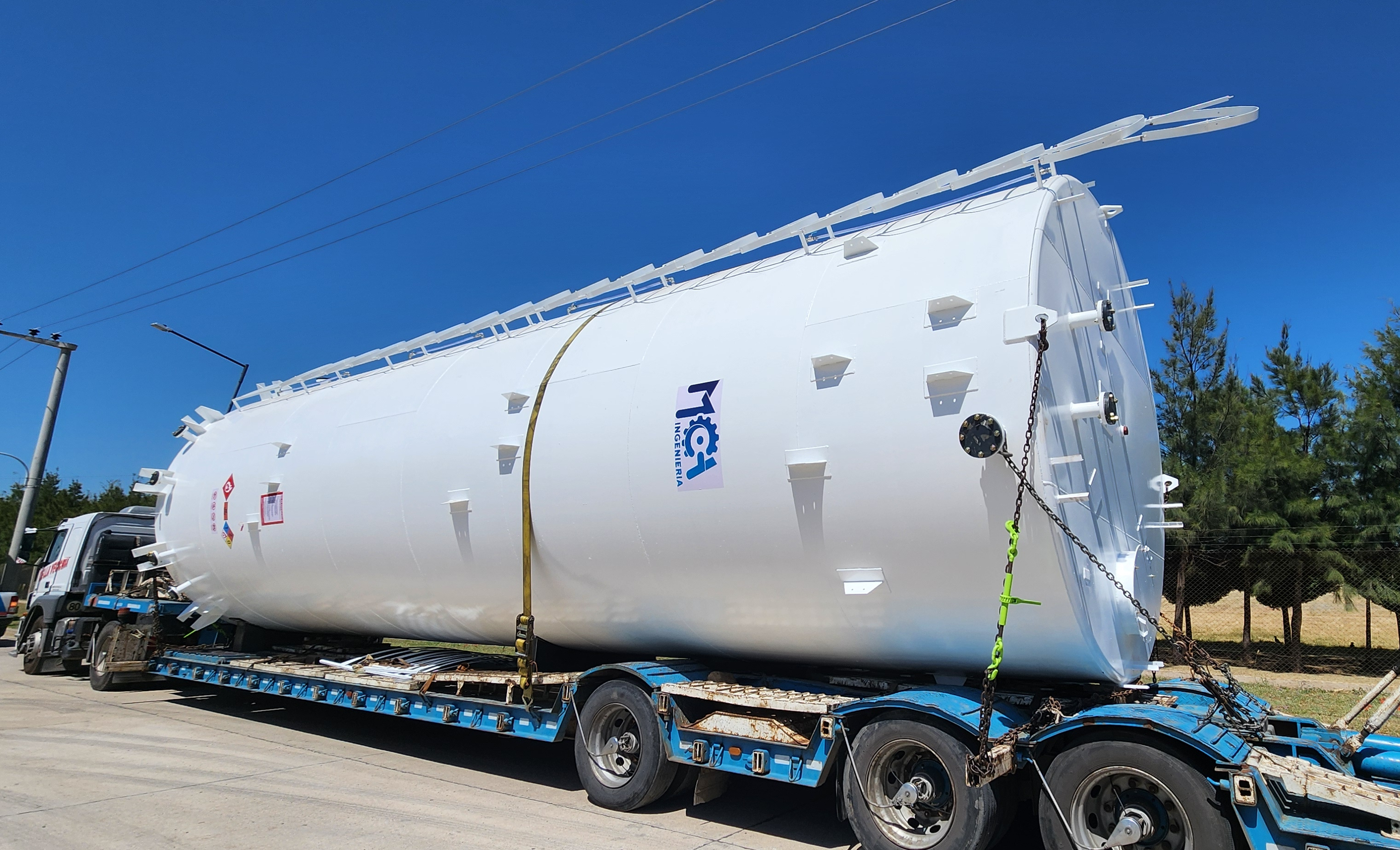 Detalle de escalera y boca de hombre