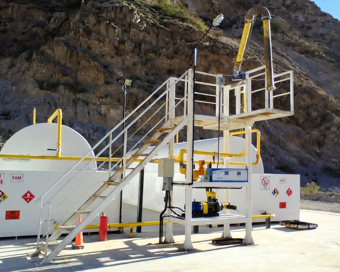 Brazo de carga despachando combustible a camión cisterna