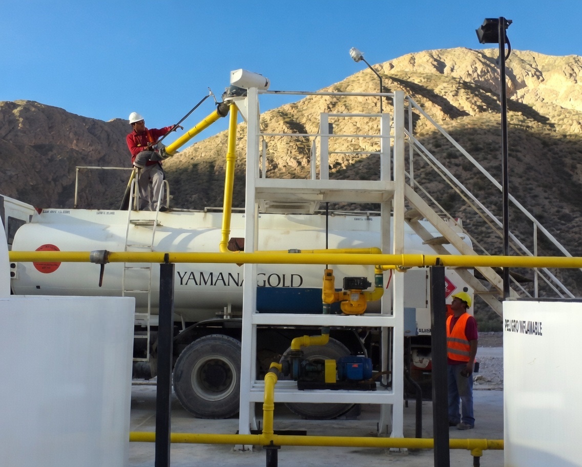Camión cisterna cargando combustible en la isla de despacho